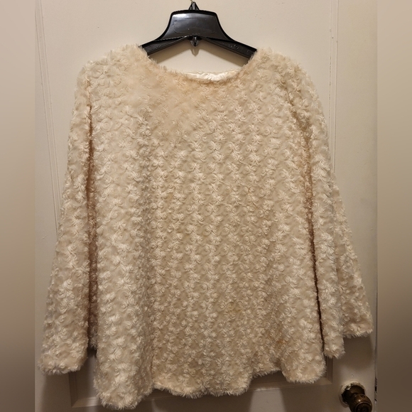 Poncho, Cape Women's Faux Fur Cream rosettes design one size - Picture 3 of 10